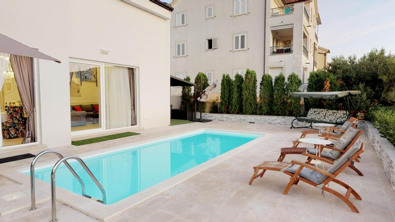 Villa Elegant With Pool