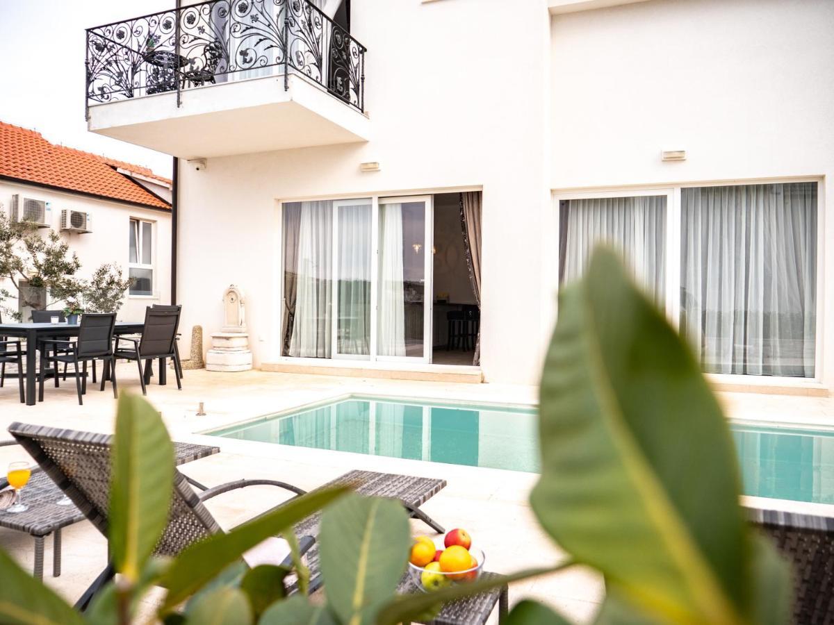 Elegant With Pool *