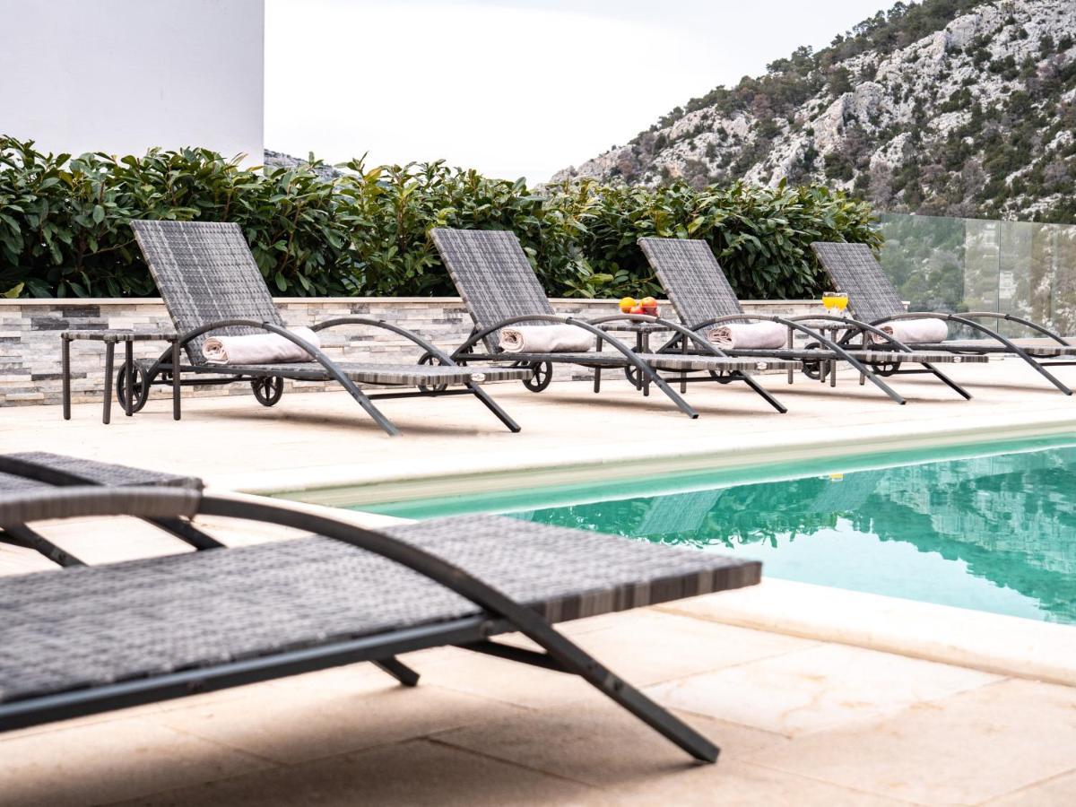 Elegant With Pool *