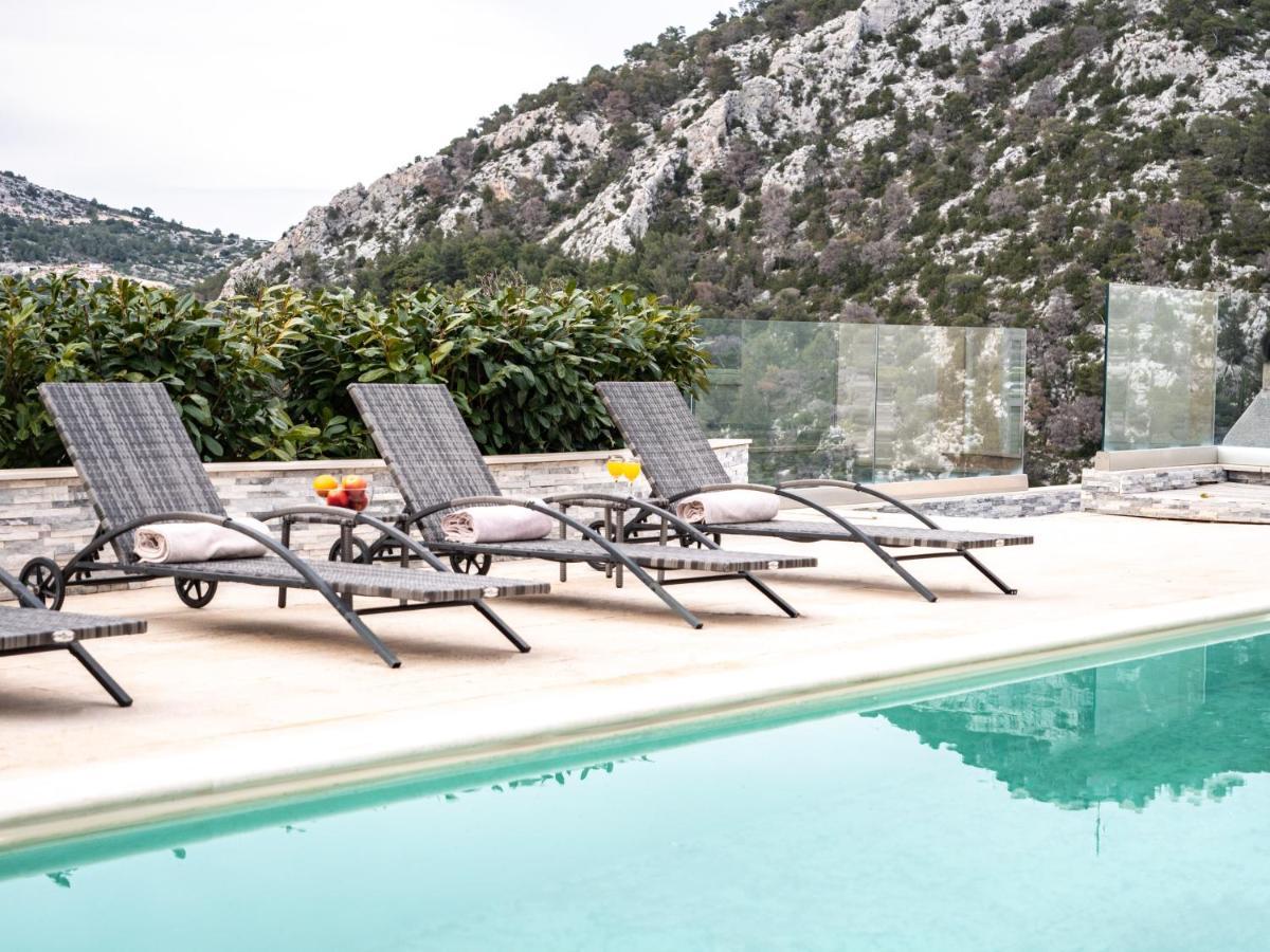 Elegant With Pool *