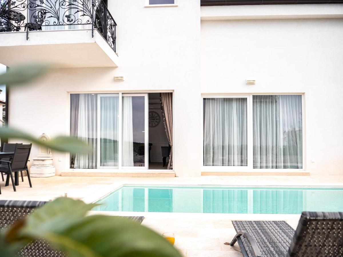 Elegant With Pool Villa